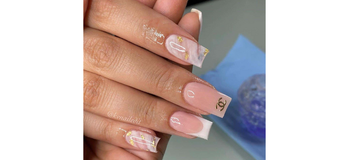 Ongles nudes en forme de carré moyennement long avec détails Chanel