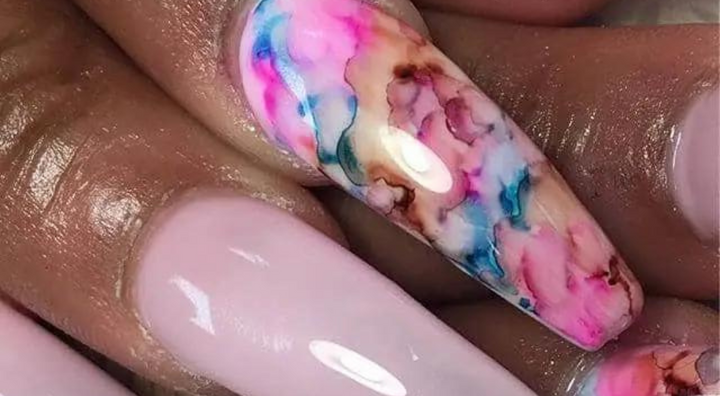 Idée d'Ongles Marbre Pastel Aquarelle