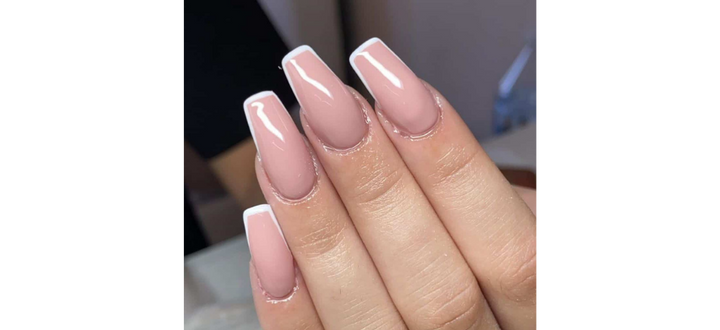 Ongles nudes avec un bout blanc