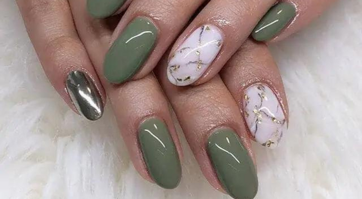 Idée d'Ongles Marbre Vert Clair avec Accents Chromés