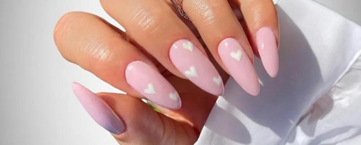 Idée d’Ongles Rose Cœur pour les Fêtes