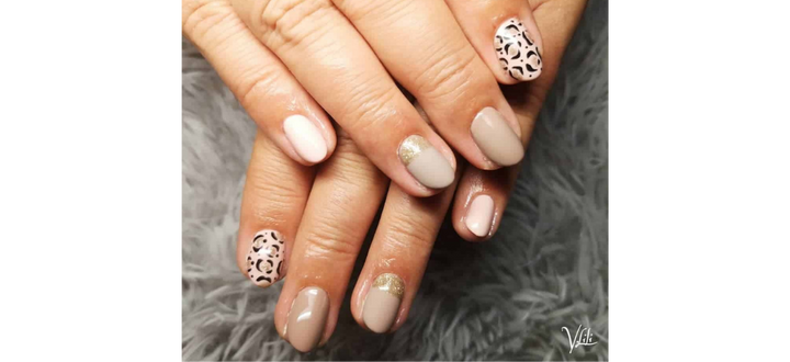 Ongles nudes courts avec un imprimé tigre
