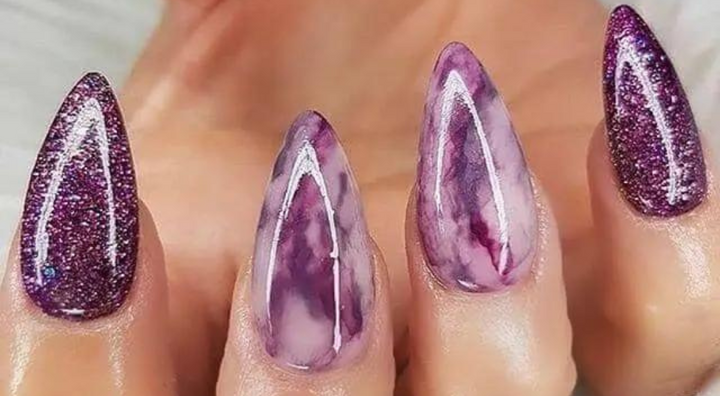 Idée d'Ongles Marbre Court Violet Stiletto