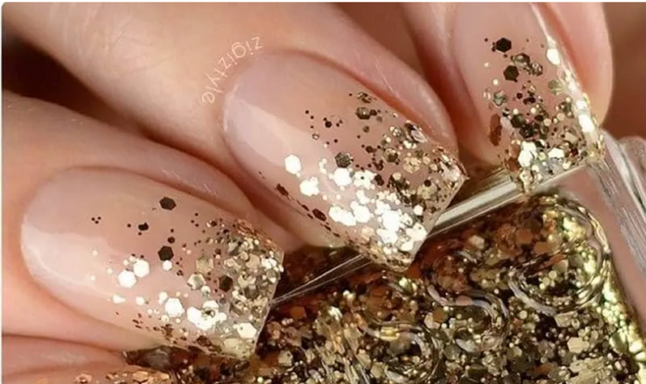 Ongles Français Glamour à Paillettes d'Or