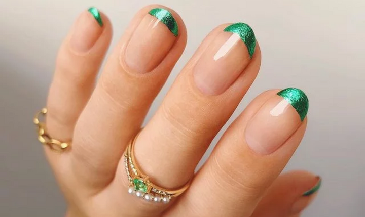Ongles Nude French Verts Métalliques