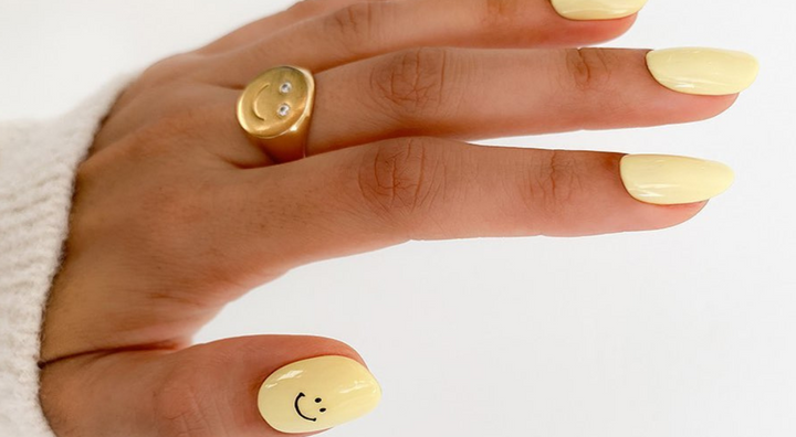 Idée d'Ongles Sourires Jaunes