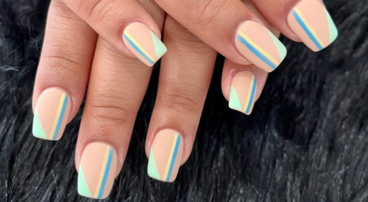 Idée d'Ongles Pastel à Rayures