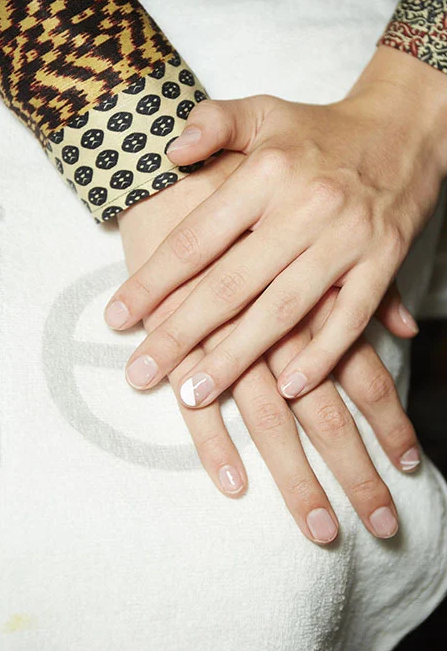 Ongles en Gel Nude et Blanc Détails Minimaliste