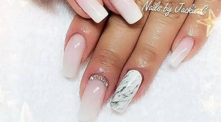 Idée d'Ongles Marbre Rose et Blanc Ombré 