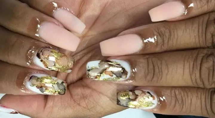 Idée d'Ongles Marbre Inspirée par les Pierres Précieuses