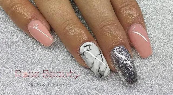 Idée d'Ongles Marbre en Forme de Carré Rose et Argenté