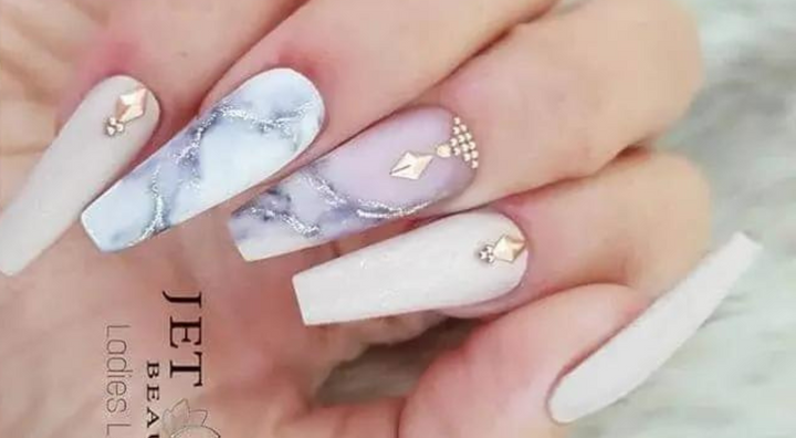 Idée d'Ongles Marbre Extra Long Blanc Brillant