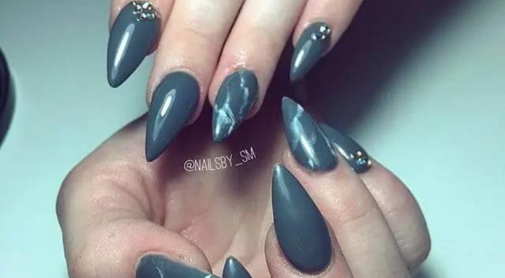 Idée d'Ongles Marbre Gris en forme de Stiletto avec Accents en Cristal