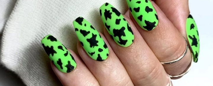 Idée d’Ongles Vert Tacheté pour les Fêtes
