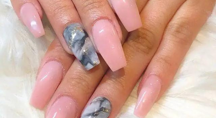 Idée d'Ongles Marbre Rose avec Ongle en Marbre Accentué de Granit