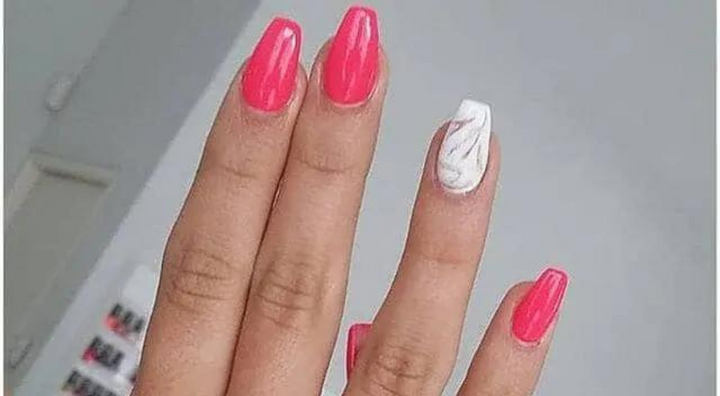 Idée d'Ongles Marbre Corail Fluo de Longueur Moyenne