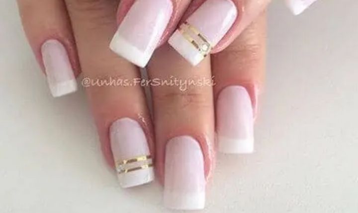 Ongles French Rayures Dorées Brillantes