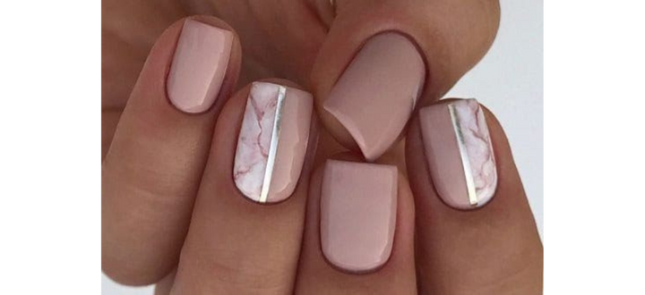 Ongles nudes courts et naturels avec détails en rose