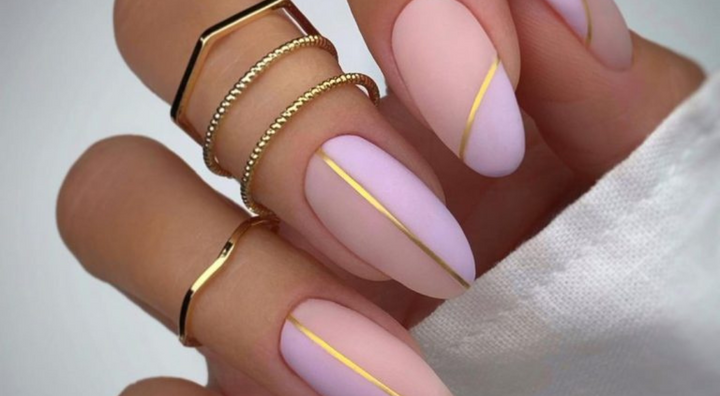 Idée d'Ongles Pastel Mat et Rayures Dorées