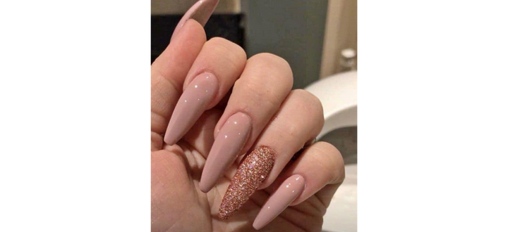 Longs ongles acryliques extrêmes avec une touche de couleur