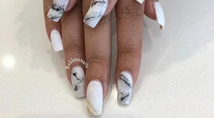 Idée d'Ongles Marbre Minimaliste Marbré avec Détails en Or