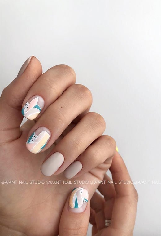 Ongles de Printemps Nude Géométriques