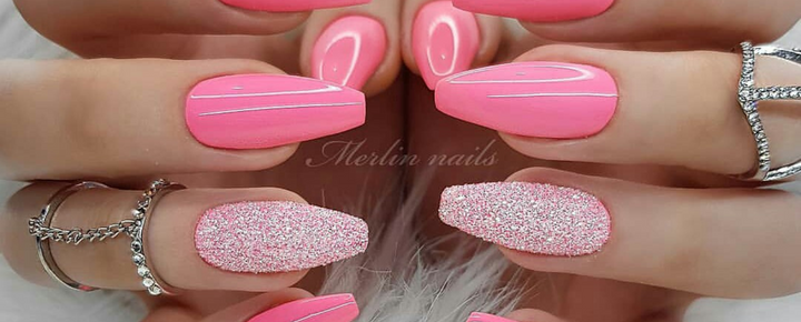 Idée d’Ongles Roses et Brillants pour les Fêtes