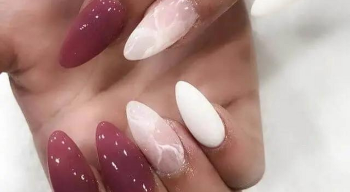 Idée d'Ongles Marbre Simples en Amande Rouge Translucide