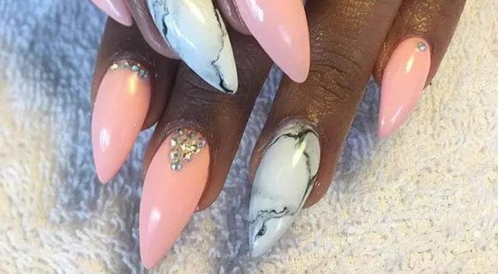 Idée d'Ongles Marbre avec des Accents de Cristal