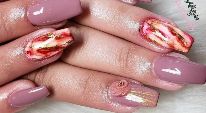 Idée d'Ongles Marbre Sculptée Rose Poussiéreux
