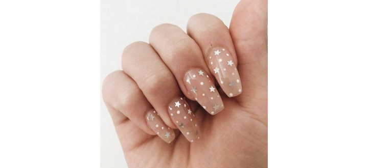 Ongles nudes de forme carrée avec détails en étoile