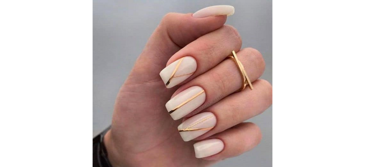 Ongles nudes courts et naturels inspirés du marbre