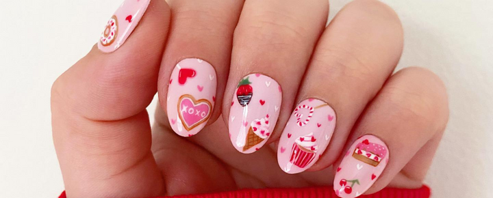 Idée d’Ongles à Motifs Rosés pour les Fêtes