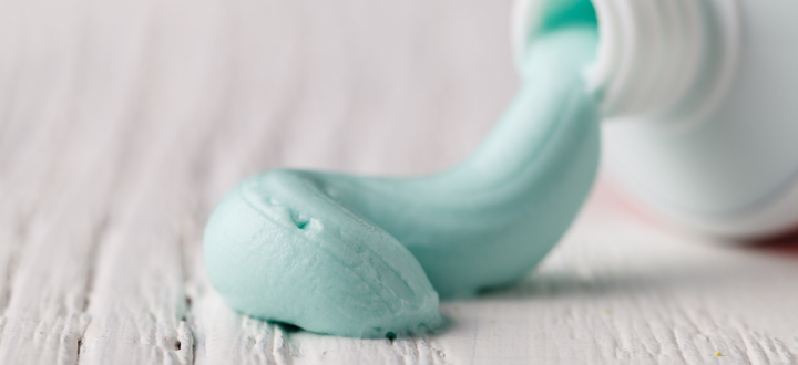 Retirer du vernis avec du dentifrice