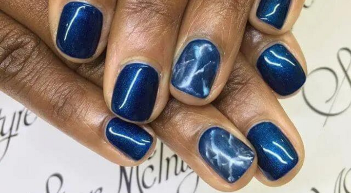 Idée d'Ongles Marbre Courts et Bleu Métallisé