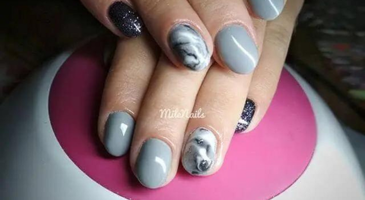 Idée d'Ongles Marbre avec des Paillettes en Bronze