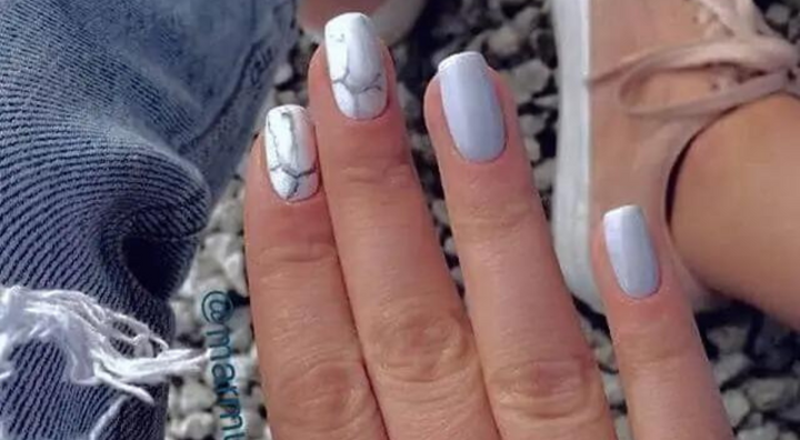 Idée d'Ongles Marbre Neutre et Discret