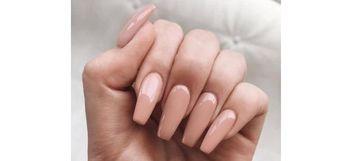 Ongles acryliques longs de forme carrée