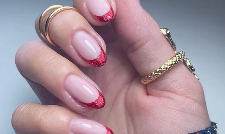 Ongles French Rouges Chatoyants avec un Top Coat Brillant