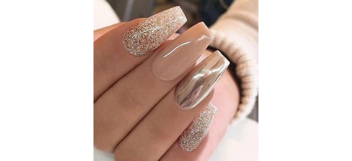 Ongles nudes carrés avec des détails métalliques et brillants