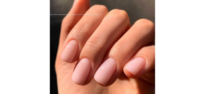 Ongles nudes ovales courts et naturels