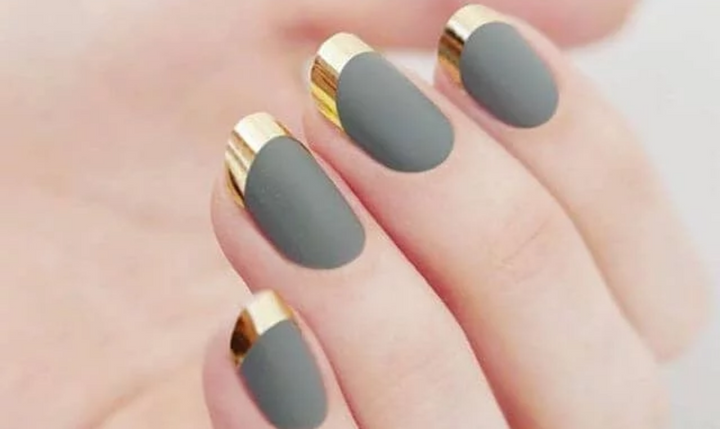 Déco Ongles French avec du Gris et de l'Or