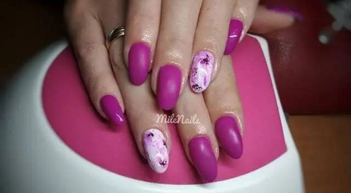 Idée d'Ongles Marbre aux Accents Floraux