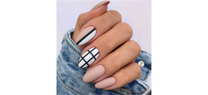 Ongles ovales nudes avec détails de lignes noires