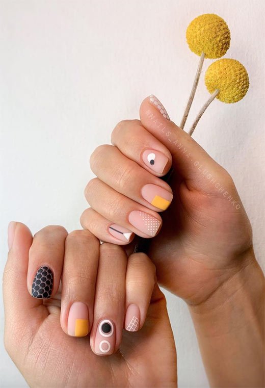 Ongles de Printemps Géométriques Noirs et Jaunes