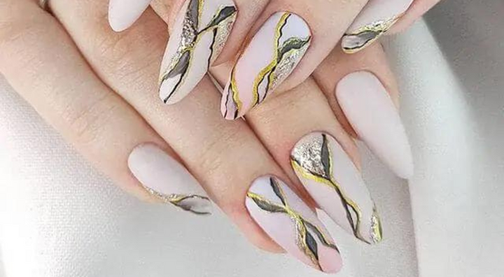 Idée d'Ongles Marbre Glamour en Forme d'Amande