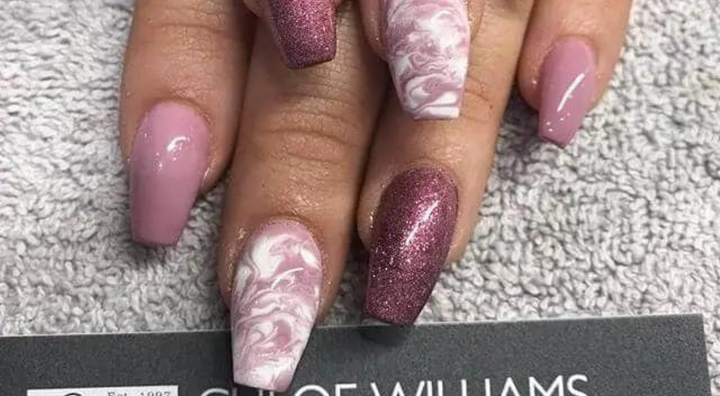 Idée d'Ongles Marbre Rose Carré
